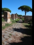 07206 ostia - regio i - insula xii - cardo maximus - li - caseggiato a tabernae (i,xii,10) - blick richtung porta laurentina.jpg